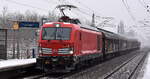 DB Cargo AG, Mainz mit ihrer Vectron Dual Mode Light  249 012  [NVR-Nummer: 90 80 2249 012-6 D-DB] und einigen Güterwagen am 13.02.25 bei Schneefall in Berlin Durchfahrt bahnhof Berlin-Hohenschönhausen.