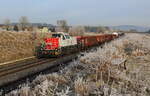 -8°C und Sonnenschein bei der Übergabe aus Richtung Hof mit der DE18 115 von DB Cargo. Aufgenommen am 22.01.2025 bei Neudes.