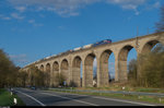 Eine SRI-Lok der Baureihe 151 überquert am 15. April 2016 mit einem Zementstaubzug den Altenbekener Viadukt.