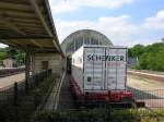 Der Kaiserbahnhof in Potsdam am 3.6.2005. Schn verstellt mit einem Container. Der wurde einige Tage zurvor per Autokran von der Strae aus hochgehievt und bleibt vermutlich dort stndig stehen. 