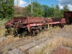 Ein sogenannter Kuppelwagen abgestellt in Mukran.Ausgestattet auf einer Seite mit der russischen Mittelpufferkupplung und auf der anderen Seite mit der deutschen Kupplung.Die Wagen haben die Bezeichnung Us.