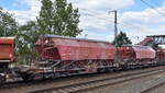 Ein gedeckter Schüttgutwagen mit schlagartiger Schwerkraft-Mittenentladung der DB Cargo mit der Nr. 31 RIV 80 D-DB 0695 672-2 Taoos-z 894 in einem Übergabezug am 24.06.24 Höhe Bahnhof Saarmund.