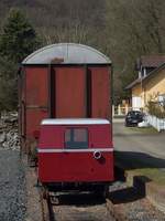Der alte Güterwagen und die Draisine sind in Kasbach im Bahnhof abgestellt. Nachschuß aus dem Triebwagen heraus. 25.3.2017