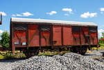 Zweiachsiger gedeckter Güterwagen als DB Bfwg 65 279-2 Bf Siershahn (DB Bahnhofswagen), ehem. zweiachsiger gedeckter Güterwagen 01 RIV-EUROP 80 DB 120 7 614-9, der Gattung Gs 210, ausgestellt am 07 Juli 2024 beim Erlebnisbahnhof Westerwald der Westerwälder Eisenbahnfreunde 44 508 e. V. in Westerburg, hier war Lokschuppenfest.

TECHNISCHE DATEN als Gs 210:
Spurweite: 1.435mm
Achsanzahl: 2
Länge über Puffer:  11.080 mm
Radsatzstand:  5.700 mm
Ladelänge:  9.280 mm
Ladebreite:  2.710 mm
Ladefläche:  25,2 m²
Laderaum:  64,0 m³
Türöffnung (B × H):  2.000 × 2.000 mm
Höchstgeschwindigkeit: 100 km/h
Kleinster bef. Gleisbogenradius:  35  m
Bauart der Bremse:  KE-GP
Austauschverfahren:  01
Intern. Verwendungsfähigkeit:  RIV-EUROP

Der Internationale Eisenbahnverband (Union internationale des chemins de fer, UIC) gründete im Jahre 1949 eine eigene Forschungs- und Entwicklungsanstalt (ORE) und legte damit den Grundstein für international gültige Baugrundsätze von Güterwagen. Auf den ausgearbeiteten Entwürfen und Grundlagen der ORE für einen zweiachsigen Standard Güterwagen, entwickelten die Europäischen Bahnverwaltungen alsbald Ihre eigenen Fahrzeuge. Diese konnten dem Grundgedanken des UIC entsprechend, innerhalb der Gebiete der Mitgliedsverwaltungen zum Transport von Waren und Gütern eingesetzt werden. Die Deutsche Bundesbahn machte mit den ersten rund 3.500 Wagen (nach den vorläufigen Entwürfen) den Anfang und konnte bereits ab 1957 mit dem Gmm(e)hs 56 die ersten 2.662 echten UIC-Standardwagen in Betrieb nehmen. Äußerlich wurde die standardisierte Bauart durch die Anschrift RIV St UIC kenntlich gemacht. Andere Bahnverwaltungen wie die SNCF, FS, ÖBB, NS, DSB, MAV, P.K.P., CFL, SBB agierten in ähnlicher Art und Weise und fertigten ihre eigenen Ausführungen der UIC-Standardwagen. Durch diesen Umstand sind sich die Wagen alle sehr ähnlich, weisen aber zudem immer wieder länderspezifische Bauartunterschiede auf. Da die DB selbst einen sehr großen Bedarf an neuen Wagen hatte und es zudem bei älteren Wagengattungen einen Modernisierungsstau gab, kam es nicht nur zum Komplettneubau von UIC St Wagen. In mehreren Umbauprogrammen, bei denen einzelne Teile älterer Wagen wiederverwendet wurden, entstanden nach und nach die Wagenbauarten Gmms 44, Gmm(eh)s 60, Gmms 40 sowie 216. Für die 1960er bis 1990er Jahre waren diese Wagenbauarten prägend für den Güterverkehr in Europa und mit über 100.000 gebauten Stück in fast jedem Güterzug eingereiht.