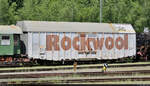 Alter Großraum-Güterwagen mit der Bezeichnung  Hbbks  und Aufschrift der ROCKWOOL International A/S (Hersteller von Dämmstoffen), abgestellt bei den Eisenbahnfreunden Zollernbahn e.V. im Bahnhof Rottweil.
Aufgenommen von Bahnsteig 4/5.

🧰 Eisenbahnfreunde Zollernbahn e.V. (EFZ)
🕓 11.6.2021 | 14:32 Uhr