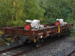 Ein in Bahnhofsnähe abgestellter Flachwagen, abgelichtet Ende September 2017 in Hattingen.