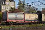 Gterwagen mit zwei Chemiecontrainern, in Lehrte am 29.10.10.