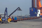 Verladearbeiten von GAZPROM Rohren  im Hafen von Sassnitz Mukran.