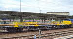 Drehgestell-Güterwagen (Langschienentransportwagen) vom Einsteller Vossloh Logistics GmbH (STS 5007) kurz gekuppelt mit gleichartigen Wagen, im Bild der Wagen mit der Nr.