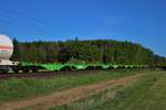 Nagelneue Containerwagen am Ende eines Güterzug am 25.04.20 in Mainz Bischofsheim Netztrennstelle 