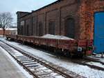 Zwei Res-Niederbordwagen am 12.Dezember 2010 neben dem alten Lokschuppen in Bergen/Rgen. 