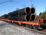 Vier neue Rohre fr die Ostseegasleitung gingen auf dem Rglns 31 80 3554 025-7 am 12.Februar 2011 nach Mukran.Aufnahme beim Zwischenhalt in Samtens.