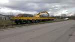 Kiel Wellsee am 25.03.2014; 2 vierachsige Güterwagen werden entladen auf einem selten befahrenem Gleis
