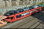 Blick auf einen Autotransportwagen der Gattung  Laaers 560  (25 80 4371 810-9 D-ATG) der DB Schenker Rail Automotive GmbH, der in einem Autotransportzug mit 152 127-7 DB eingereiht ist und die