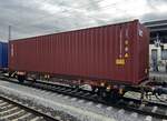 Würzburg Hbf. 18.10.24. Lgns 583 , Wagennummer 25 80 4435 069-6 RIV D-BTSK in einem Containerzug. Hier waren Containerwagen unterschiedlicher Bauart und unterschiedlicher Einsteller vertreten, dieser relativ  junge  Wagen lief neben einem Fahrzeug, dessen Untergestell schon 50 Jahre oder mehr auf dem Buckel hatte. BTSK steht für  DB Intermodal Services GmbH .