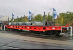 Ein sechsachsiger Flachwagen für Coiltransporte der Gattung  Saghmmns-ty 488  (31 80 4927 001-6 D-DB) der DB steht auf dem Gleis- und Freigelände der Messe Berlin anlässlich des  Tags