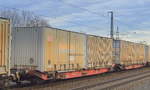 Drehgestell-Tragwagen für Container und Jumbo-Wechselbehälter von DB Cargo beladen mit zwei High-Cube-Behälter von DB/Continental mit der Nr.