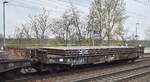 Drehgestell-Flachwagen der DB Cargo AG mit der Nr. 31 RIV 80 D-DB 4865 587-8 Samms 709 beladen mit Stahlwalzplatten in einem gemischten Güterzug am 18.04.23 Durchfahrt Bahnhof Saarmund.