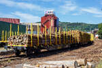 Beladener vierachsiger Drehgestell-Flachwagen (Holzwaggon) mit Niederbindeeinrichtung (Ladungssicherungssystem „Autonordic“) und Rungensystem ExTe (SR8), 81 80 4723 525-9 D-TWA, der