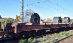 DB Cargo mit einem Drehgestell-Flachwagen mit sechs Radsätzen und Lademulden für Coiltransporte mit der Nr. 31 RIV 80 D-DB 4838 498-2 Sahlmmps-t 713 in einem gemischten Güterzug am 15.10.24 Höhe Bahnhof Magdeburg Neustadt.