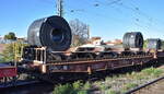 DB Cargo mit einem  Drehgestell-Flachwagen mit sechs Radsätzen und Lademulden für Coiltransporte mit der Nr. 31 RIV 80 D-DB 4838 498-2 Sahlmmps-t 713 in einem gemischten Güterzug am 15.10.24 Höhe Bahnhof Magdeburg-Neustadt.