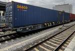 Würzburg Hbf. 18.10.24. In einem Containerzug fand ich auch diesen extralangen Privatwagen -für 2 40'-Container. Wagennummer lautet: 37 TEN 80 D-MFDR 4561 501-0 Sggns- XL.s M33. LüP 25,86m.
Der Wagen ist zwar in Deutschland regisrtriert, gehört aber dem schweizerischen Waggonvermieter MFD Rail group.