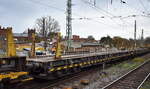 DB Cargo mit einem ihrer Drehgestell-Flachwagen (Oberbaustoffwagen) mit vier Radsätzen und Niederbindeeinrichtungen.