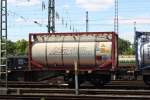 Tankcontainer für Gefahrgut(BIC: MSSU 867750 5) auf Drehgestell-Flachwagen, abgestellter Güterzug bei Köln-Eifeltor am 03.05.2014.

Warntafel X423/1428 Natrium