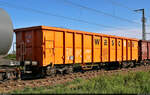 Vierachsiger offener Güterwagen mit der Bezeichnung  Eanos  (37 80 5375 009-7 D-WASCO), eingereiht in einem EZ mit 187 121-9 und 187 082-3, der an der Leipziger Chaussee (B 6) zur