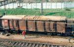Ein RIV-EUROP Güterwagen Eas der DB nähert sich langsam dem Ablaufberg vom SBB Rbf Chiasso, Mai 1997. Bemerkenswert ist die lohnintensive Sorgfalt, mit der die Holzladung zugeschnitten und angeordnet wurde