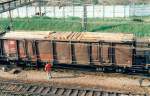 Ein RIV-EUROP Güterwagen Eas der DB nähert sich langsam dem Ablaufberg vom SBB Rbf Chiasso, Mai 1997.