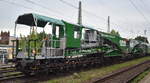 Tragschnabelwagen (Uaai 838) der Kübler Heavy Rail GmbH mit der Nr. 86 80 D-KHR 9964 900-6 Uaai 838, hat 24 Radsätze und eine Ladelänge (mm): 10.720 und eine Nutzlast (t): 341,0  ohne Trafo am Haken von  185 294-6  am 31.07.24 Höhe Bahnhof Magdeburg-Neustadt.  