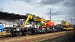 Jaeger Umwelt + Verkehr GmbH + Co KG, Bernburg mit einem angemieteten Drehgestell-Tiefladebrückenhänger vom Einsteller JOSEF MEYER Rail Maintenance GmbH beladen mit einer mobilen Teleskophebebühne mit der Nr. 80 80 D-WSG 9204 001-8 Uaikks am 12.09.24 Bahnhof Vetschau.