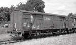 Fährbootwagen Nr 00.80.2140.052 der Vennbahn am 22.07.2001 in Raeren (BE), gesehen vom Bahnsteig aus.