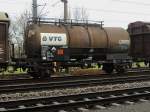Zcs 2380(D-VTG)7465018-1, lt. Gefahrguttafel mit Ammoniaklösung in Wasser beladen, durchfährt in einem Güterzug eingereiht, den Bhf Timelkam in Richtung Salzburg; 131116