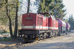 Der 199 874-9 mit zwei Löschwasserwagen auf Rollwagen im Bahnhof Drei-Annen-Hohne am 17.