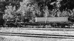 Ein Flachwagen mit Drehkran und  Ballast  in Brohl-Lützing.