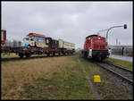 Links ist das Ende des bereits beladenen Circus Zuges zu sehen.