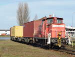 BM-Bahndienste-363 686(98 80 3363 686-7 D-BMB) am letzten Tag des Jahres 2021 mit Containerzug in der Hafenstraße.