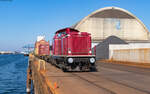 212 052 schiebt ihren Containerzug ins Terminal, Kehl Hafen 8.3.24