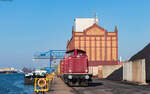 212 052 schiebt ihren Containerzug ins Terminal, Kehl Hafen 8.3.24