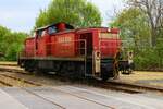 DB Cargo V90 294 733-1 Rangiert Kesselwagen in Hanau Hafen am 01.05.23 von einen Gehweg aus fotografiert 