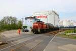 DB Cargo V90 294 733-1 Rangiert Kesselwagen in Hanau Hafen am 01.05.23 von einen Gehweg aus fotografiert