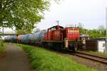 DB Cargo V90 294 733-1 Rangiert Kesselwagen in Hanau Hafen am 01.05.23 von einen Gehweg aus fotografiert