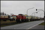 Haba 9 rangiert hier am 4.1.2017 die mit Roncalli Circus Wagen beladenen Niederbordwagen im Hafen von Osnabrück.