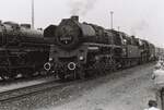 58 3052 vor einem Sonderzug des Deutschen Modelleisenbahn-Verbandes im Jahr 1976 im Bahnhof Riesa