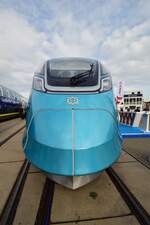 Frontansicht auf den CINOVA H2 Triebkopf. Dieser Triebzug wurde von China Railway Rolling Stock Corporation entwickelt und wird mit Wasserstoff betrieben und schafft mit einer Tankladung 1200km. Seine Maximalgeschwindigkeit beträgt 200km/h, im Fahrgastverkehr wird er jedoch nur mit 160km/h eingesetzt. 

Berlin 25.09.2024