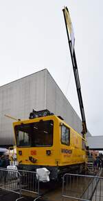 Windhoff präsentierte auf der Innotrans ein neues Baufahrzeug. Eine Art Nachfolger des Bamowag. Der Windhoff MPV Ventus. Er kann individuell für die Einsatzbereiche angepasst werden. Die Kabine gestaltet sich großzüzgig und bietet Platz für mehrere Arbeiter inklusive Fahrer. Der Kran kann je nach Ausstattung über 20 Meter ausgefahren werden. Die Bahnbaugruppe hat bereits 10 Fahrzeuge bestellt. Die Fahrzeuge werden unter der Nummer 99 80 9420 xxx-x laufen.

Berlin 24.09.2024