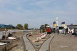 
13.5.23: Ganz klar sieht man hier die Bauarbeiten zur Transformation des Bahnhofs Borkum Reede der Borkumer Kleinbahn. Aktiv für den Passagierverkehr werden nur die schiffsseitigen  alten  Gleise verwendet.