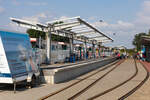 25.8.24: Die Gleis- und Bahnsteigbauarbeiten sind soweit abgeschlossen im Bahnhof Borkum Reede der Borkumer Kleinbahn. Einzig das Dach fehlt noch. Jetzt wird auch das  neue  Gleis für den Passagierverkehr verwendet.